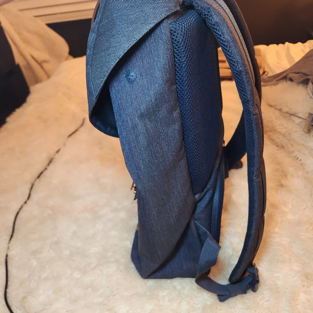 Hershel Supply Company Navy Blue Unisex Laptop Bag